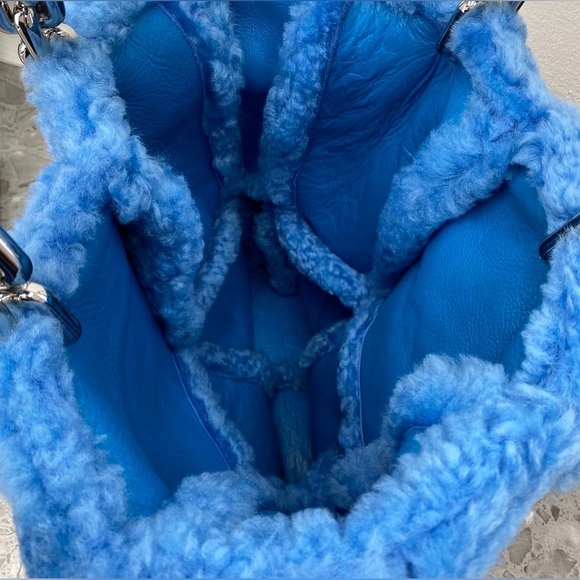 Luxury Faux Shearling Tote Bag with Gold Chain Straps NWOT - Picture 6 of 6